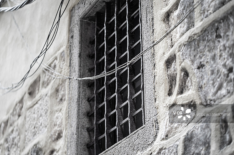 建筑的粗犷铁制窗框图片素材