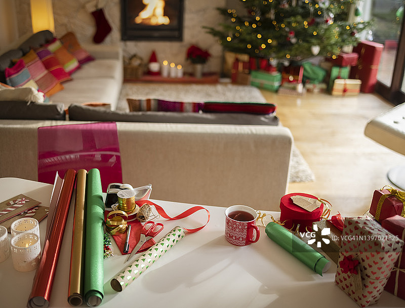 英国，里士满，伦敦，客厅桌上的包装纸和圣诞礼物图片素材