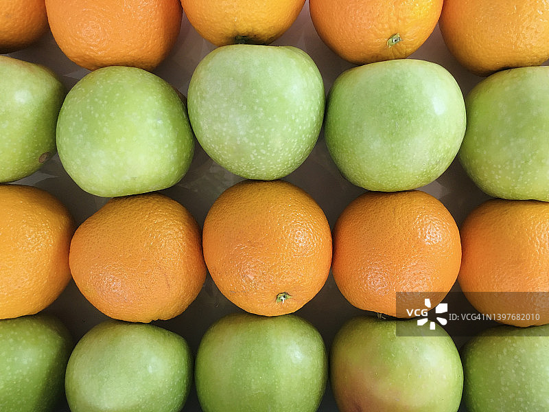 从头顶俯瞰一排排新鲜的苹果和橘子图片素材