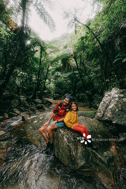 父亲和小女儿在热带雨林，石垣岛，冲绳岛，日本图片素材