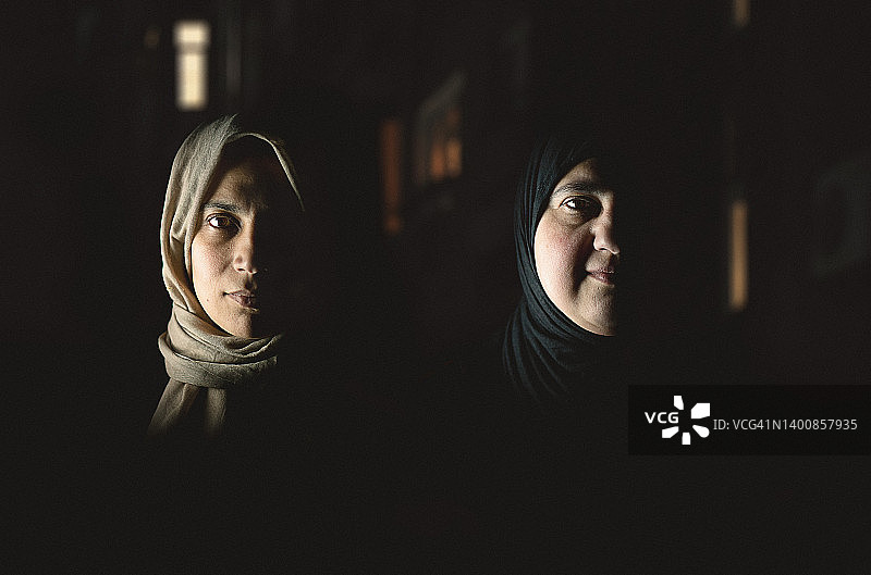 两个中东女人在夜晚的城市街道上图片素材