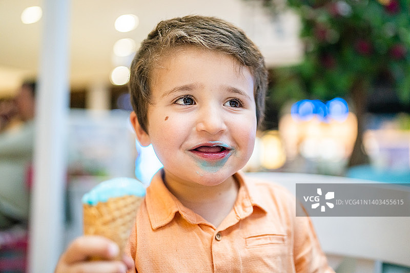 小男孩喜欢吃冰淇淋图片素材