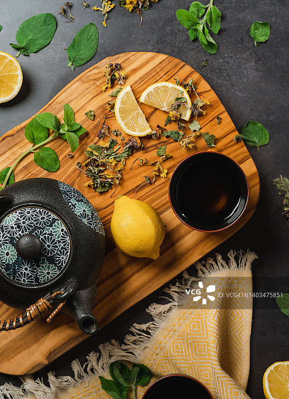 日式茶壶与花草茶和柠檬和蜂蜜-图片素材