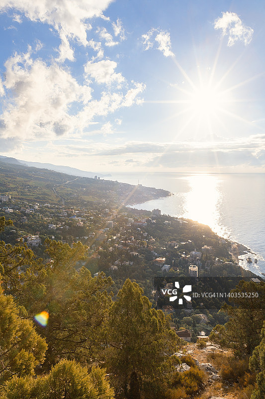 黎明的阳光照亮了克里米亚的沿海小镇图片素材