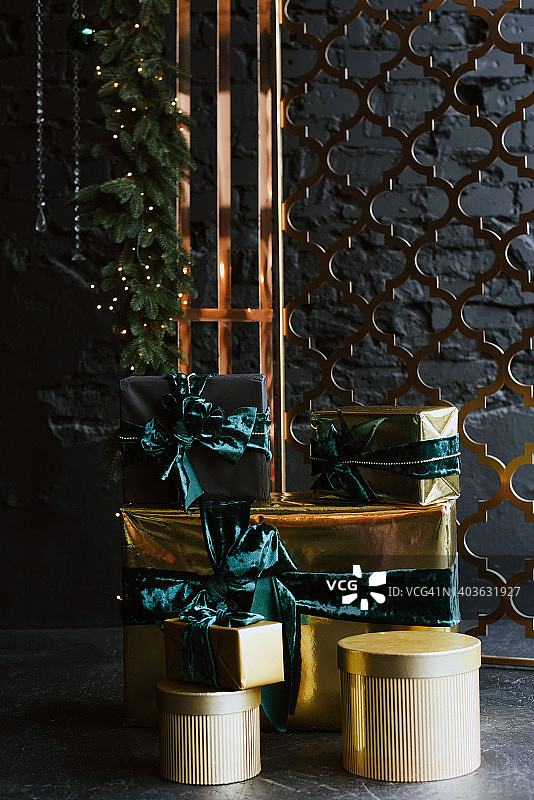 黑色和金色的礼品盒上的黑色背景。Cristmas礼物。新年假期背景。图片素材