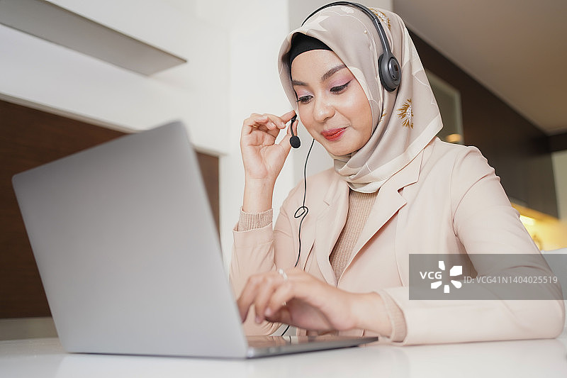 亚洲穆斯林女商人，在办公室做客户服务代理或呼叫中心图片素材