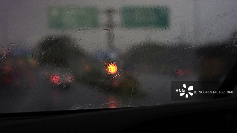 在雨中散焦的车灯图片素材