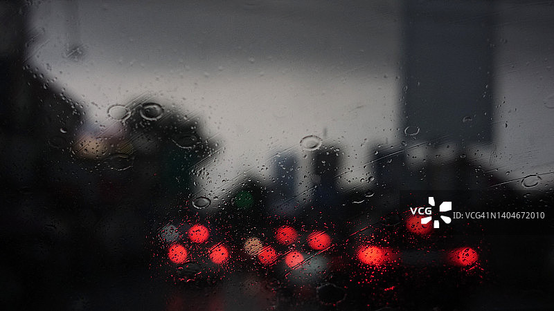 在雨中散焦的车灯图片素材