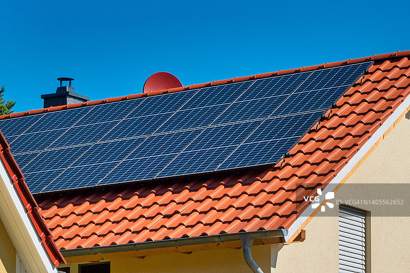 红色屋顶山墙上的太阳能电池板图片素材