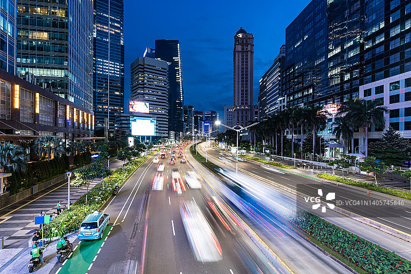 印度尼西亚，雅加达:印尼首都雅加达商业金融区中心苏迪曼大道上的车流被模糊捕捉到。图片素材