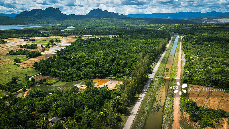 航拍泰国南邦雨季美丽的乡村道路图片素材