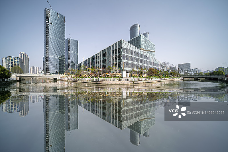 中国杭州商业区，河边的现代摩天大楼图片素材