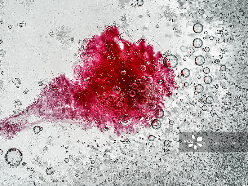 抽象背景，红色液体从粗糙的表面滑落。图片素材