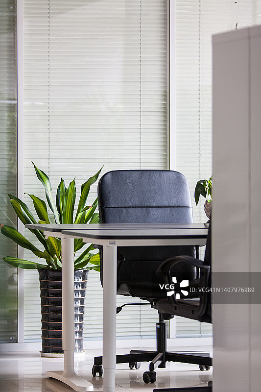 配有扶手椅和办公桌的现代办公室内部图片素材