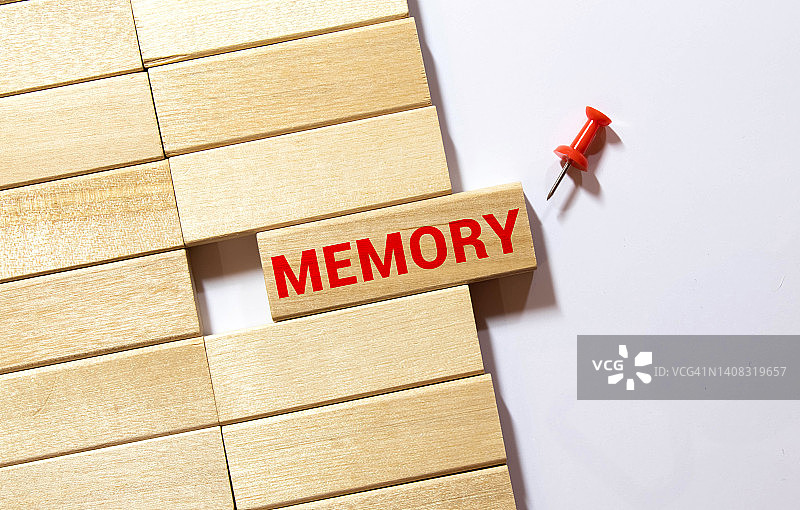 记忆字写在木板上。记忆文本表，概念。图片素材