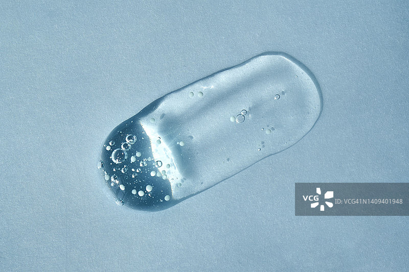 一滴富含维生素微胶囊的绿松石增强凝胶。图片素材
