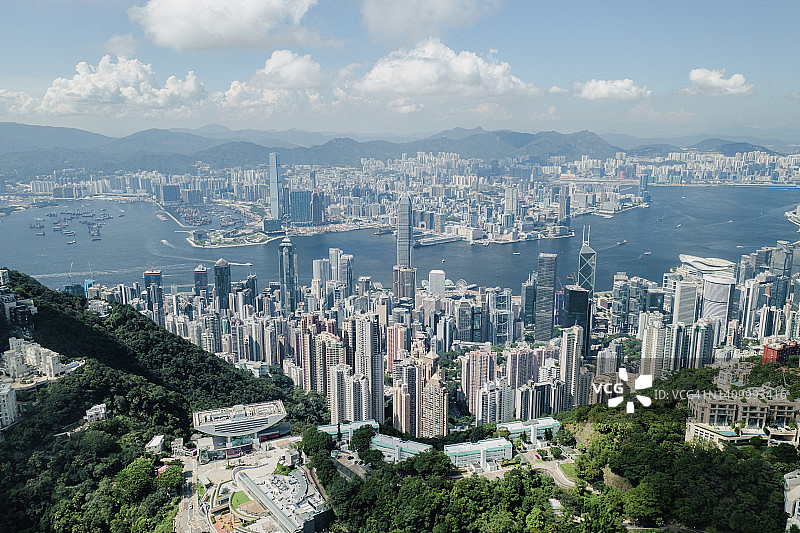 鸟瞰维多利亚港的香港海岸线图片素材