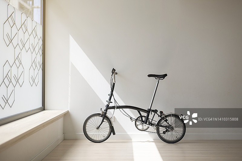 瑜伽室里，自行车靠在白墙上图片素材