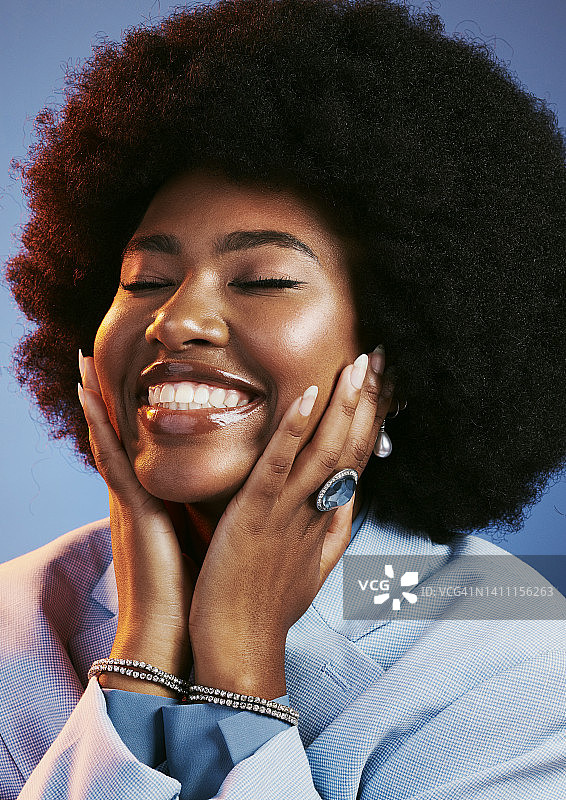 一张非洲裔美发师或女性企业家的脸，她对自己的自然发型充满自信和力量。一个拥有时髦或复古发型、妆容和配饰的时髦快乐的女人图片素材