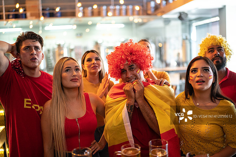 西班牙球迷朋友在酒吧观看体育比赛图片素材