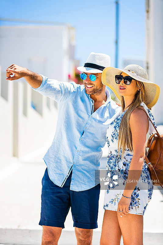 希腊圣托里尼岛上一对幸福的年轻夫妇图片素材