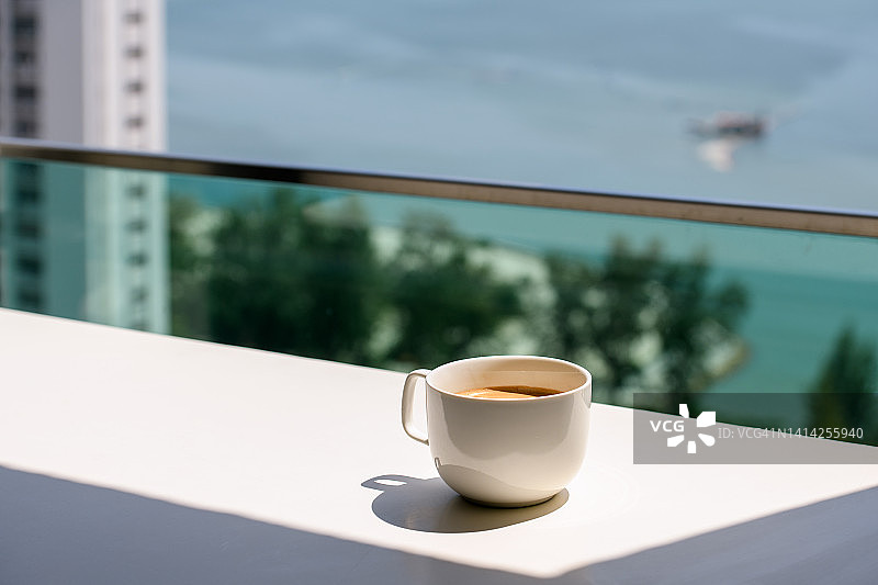 在海景阳台上喝杯咖啡图片素材