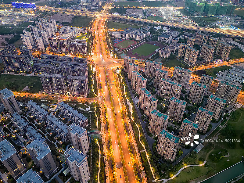 无人机视角下中国杭州的夜景图片素材