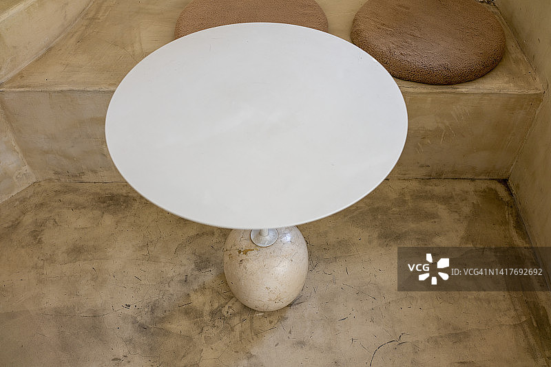 清水混凝土风格房间的白色圆桌图片素材