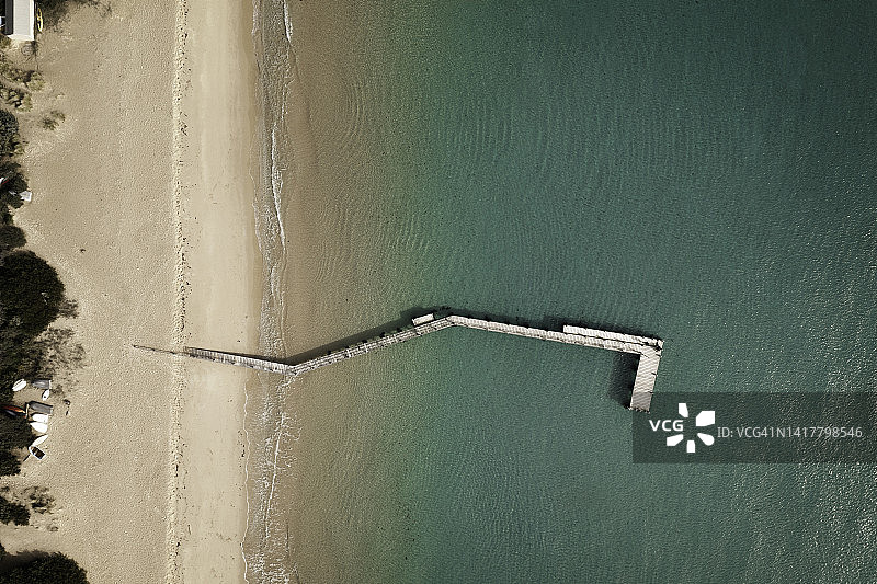 无人机拍摄的雪莉海滩码头和海滩小屋图片素材