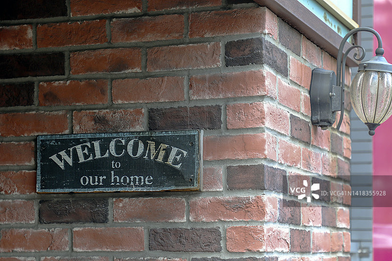 爱尔兰一家酒吧门口的欢迎标志，“欢迎来到我们家”图片素材