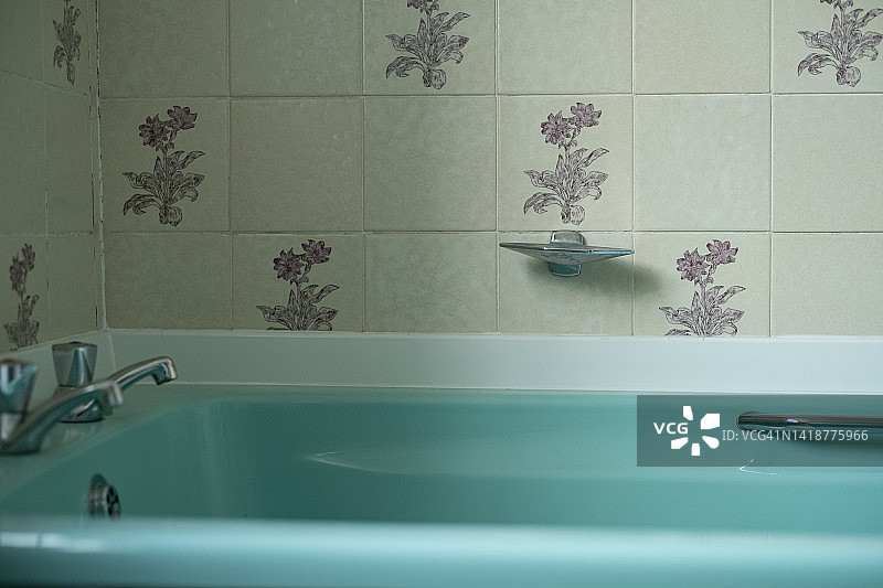 复古浴室里的老绿松石浴缸图片素材
