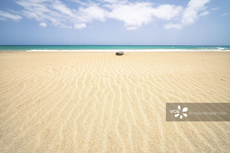 西班牙加那利岛富埃特文图拉岛的索塔文托海滩。沙子纹理和海洋。图片素材