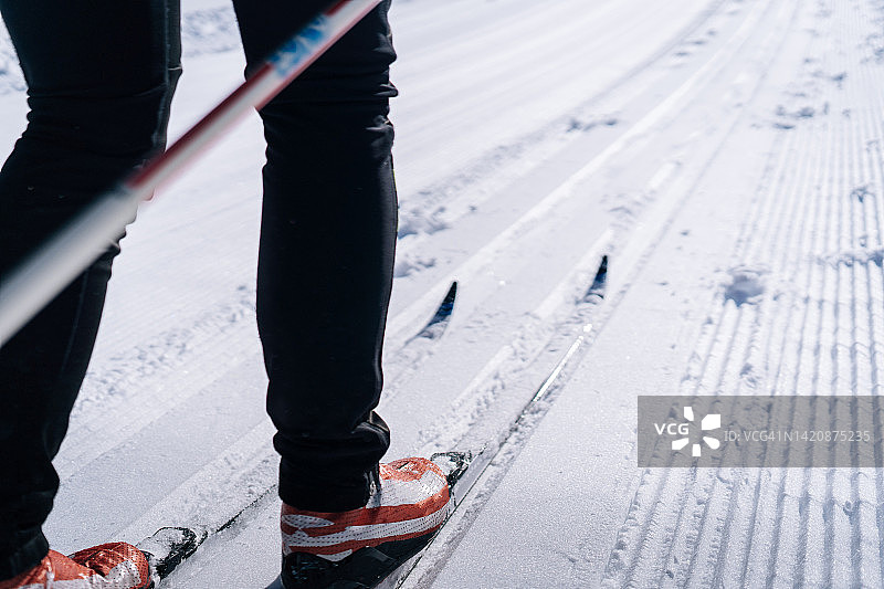 滑雪者在雪地上沿着跑道滑行的全景图图片素材
