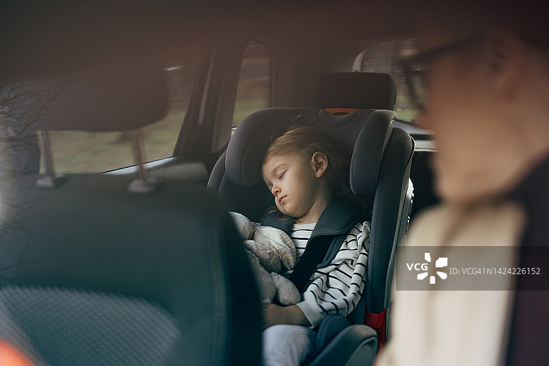 小女孩在车里睡觉图片素材