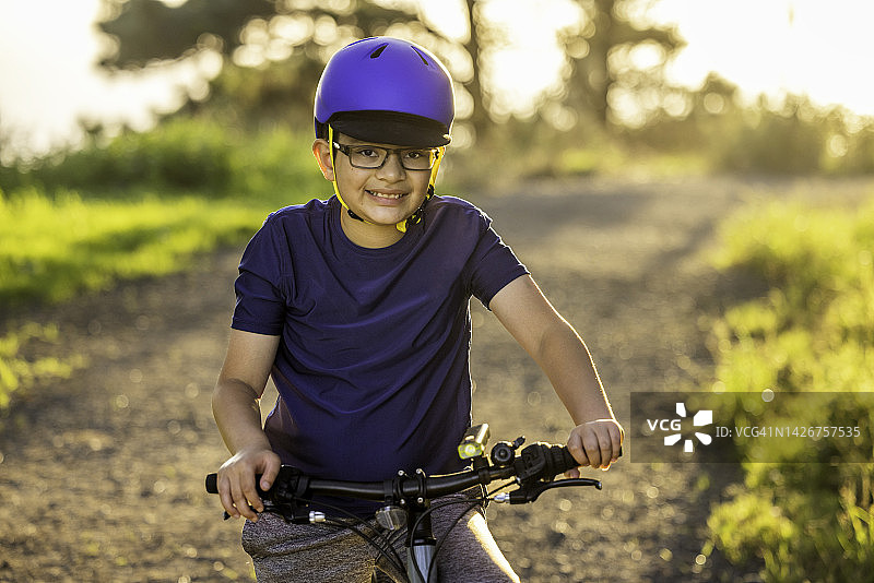 山地自行车孩子肖像图片素材