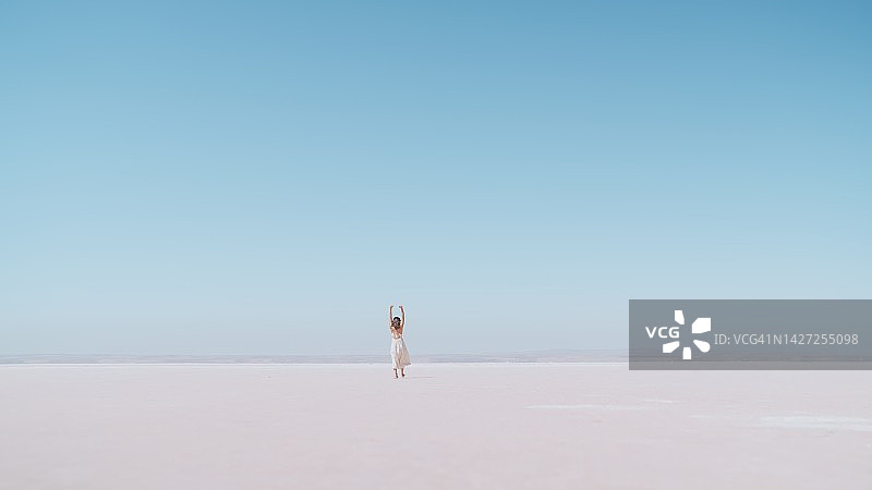 年轻的女游客走在盐湖的白色盐Türkiye图片素材