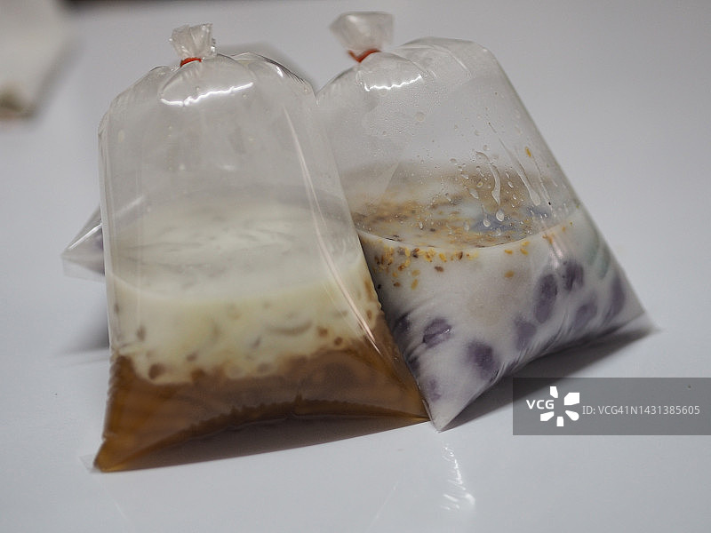 焦糖和饺子在椰子奶油塑料袋，咸短粉丝和棕榈甜米珍珠在椰奶图片素材