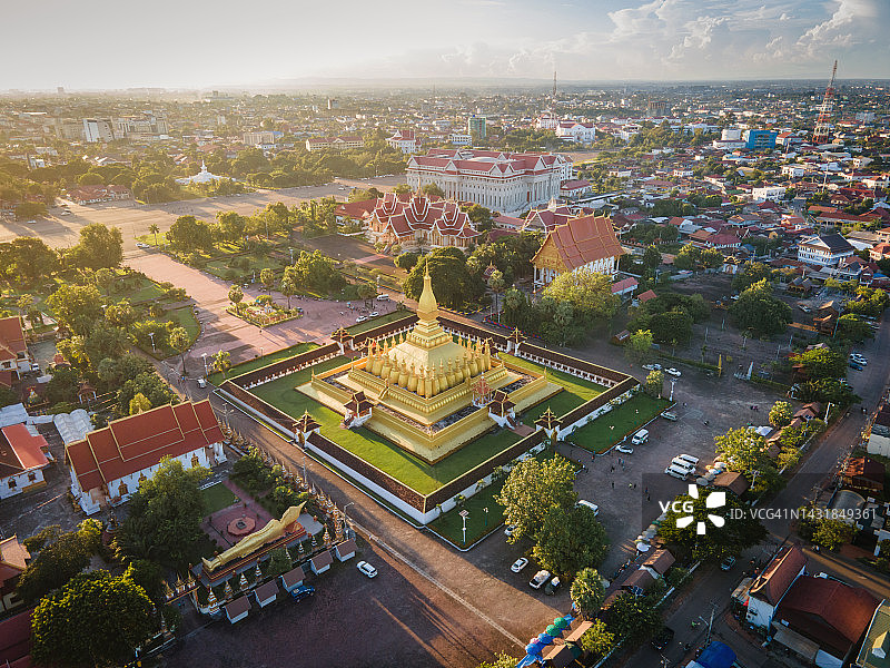 PhaThatLuang的鸟瞰图。它是位于老挝万象中心的一座镀金的大型佛塔。它被普遍认为是老挝最重要的国家纪念碑和国家象征图片素材