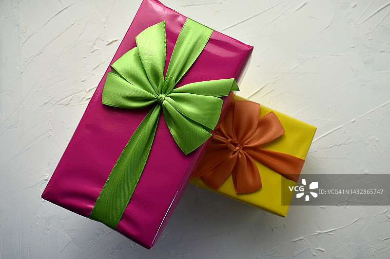 彩色礼盒与蝴蝶结的不同颜色的白色背景图片素材