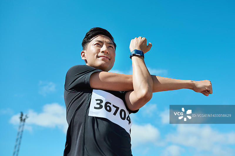 健身，跑步和伸展运动的人准备跑步，比赛或马拉松户外蓝天下。运动，训练和锻炼与亚洲男性跑步者在外面的健康图片素材