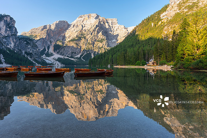 令人惊叹的日出的Lago di Braies (Pragser Wildsee)和木船，这是意大利Dolomites山脉南泰罗尔最美丽的湖之一。受欢迎的旅游景点。图片素材