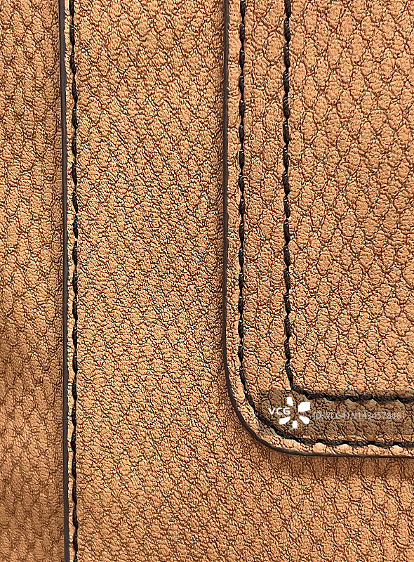 杏仁棕色手提包的质地和缝线图片素材
