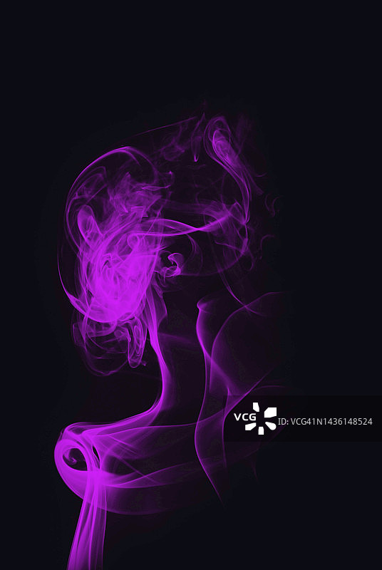 黑色背景下的紫色烟雾图片素材