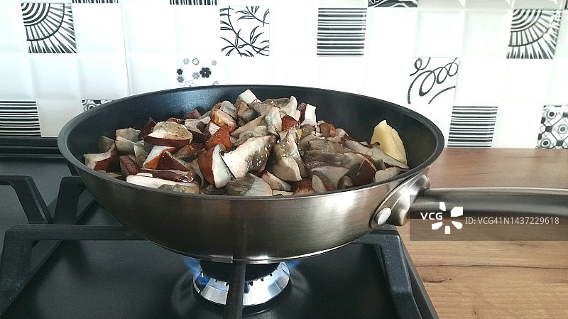 在煎锅中放入混合森林生蘑菇图片素材