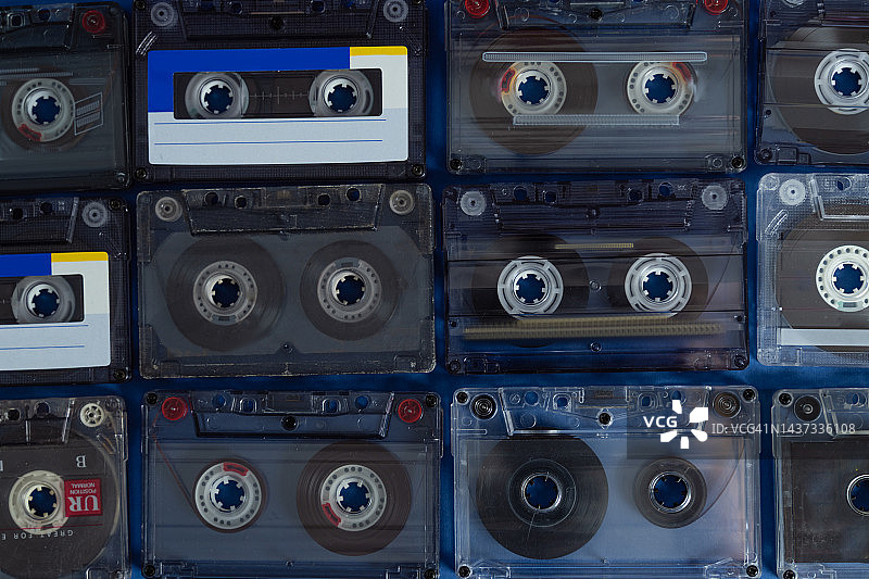 蓝色背景的盒式录音带图片素材