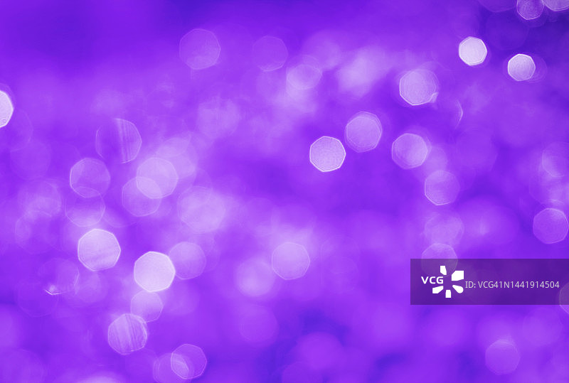 紫色抽象背景与散焦灯图片素材