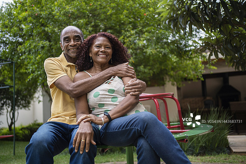 非裔美国老年夫妇在户外的肖像图片素材