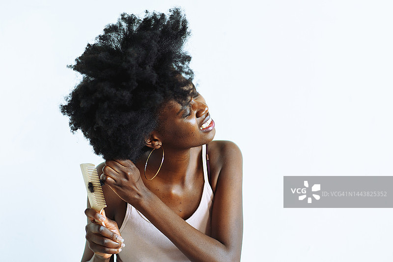 非裔美国妇女的头发凌乱不堪图片素材