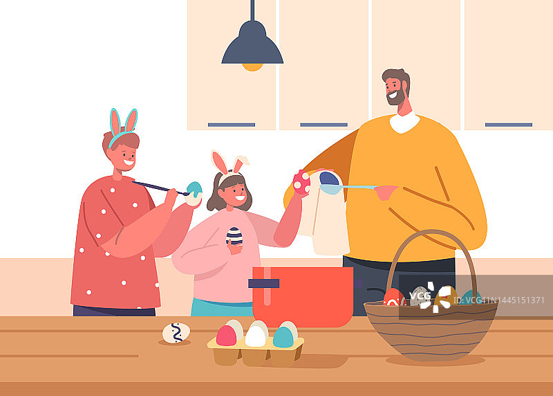 快乐的家庭准备复活节春季节日庆祝活动。父亲和女儿和儿子在兔耳朵画蛋图片素材