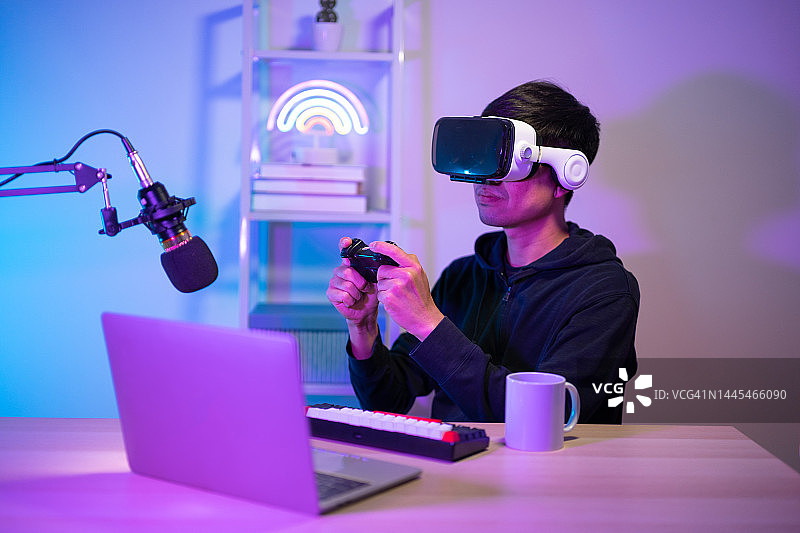 一名玩家在离开房间时使用VR设备图片素材